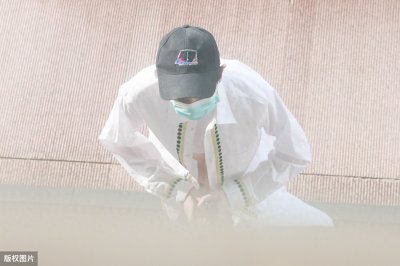 ​王源现身北京赶行程，一身白衣不露脸也可以帅出天际