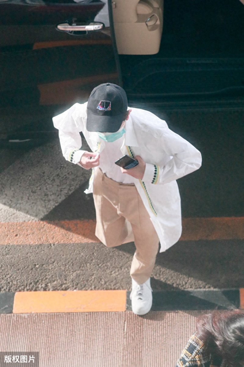 王源现身北京赶行程，一身白衣不露脸也可以帅出天际