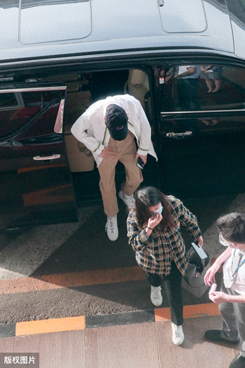 王源现身北京赶行程，一身白衣不露脸也可以帅出天际