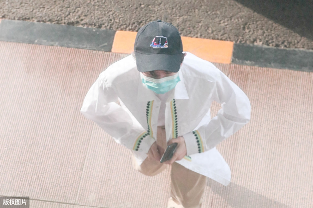 王源现身北京赶行程，一身白衣不露脸也可以帅出天际