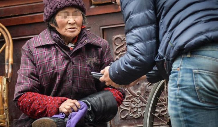 脑筋急转弯:杨婆婆经常把嘴巴打开做痴呆状,家人劝她闭起来,免得苍蝇飞进去了,为什么她却坚持不肯拜