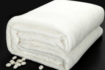 蚕丝被的使用寿命:大约20年,50%桑蚕丝制成(珍珠光泽)