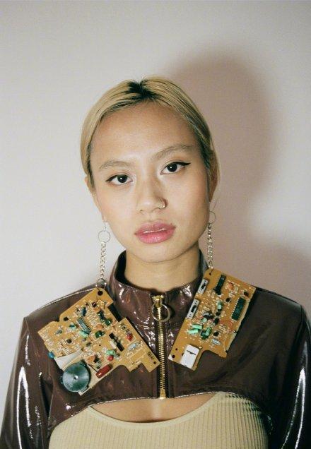 粉色卫衣戴什么项链(五粮液耳环是什么梗)(18)