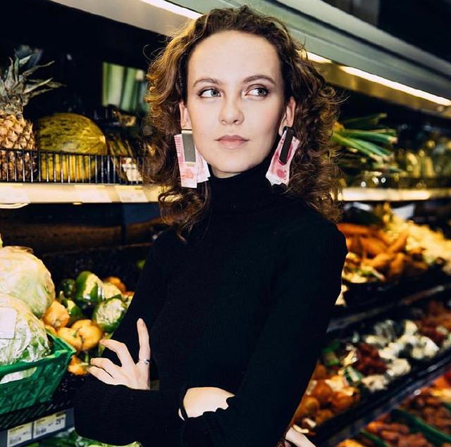 粉色卫衣戴什么项链(五粮液耳环是什么梗)(14)