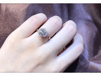 ​中国最大的钻石估值10个亿，当年是如何被一位农村姑娘发现的？