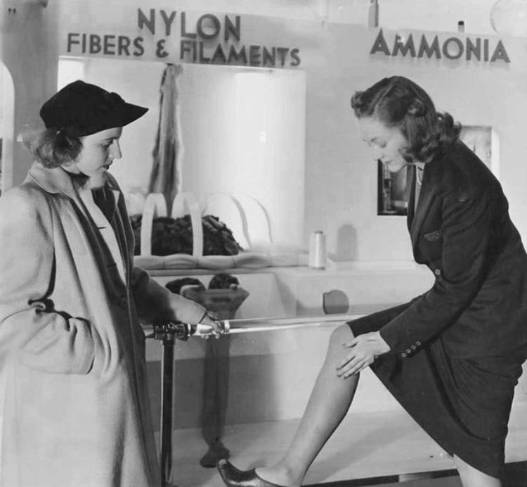 为啥喜欢看丝袜,中世纪流行丝袜