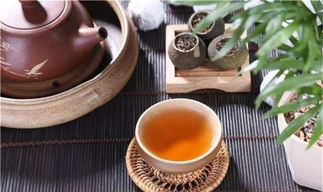 夏天喝热饮还是冷饮解暑，你觉得夏天是吃西瓜过瘾，还是吃老冰棒过瘾？图2