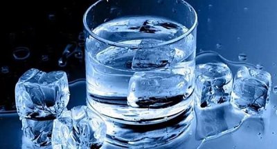 ​夏天喝热饮还是冷饮解暑，你觉得夏天是吃西瓜过瘾，还是吃老冰棒过瘾？