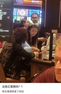 ​偶遇孙红雷老婆聚餐，王骏迪素面朝天难掩美貌，戴旧发卡生活俭朴