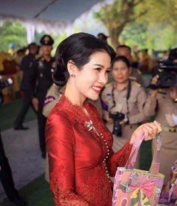 ​泰国王室：诗妮娜与苏提达的宫斗传奇