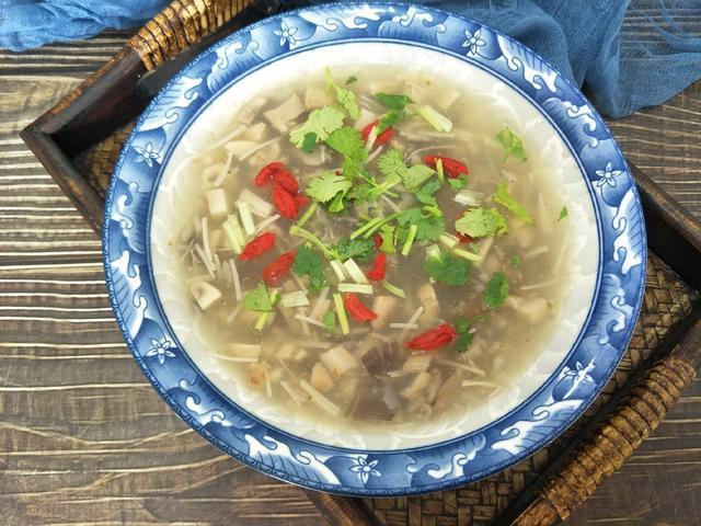 正宗三鲜汤是哪三鲜，教你详细做法，汤汁浓白又鲜香，适合冬天喝