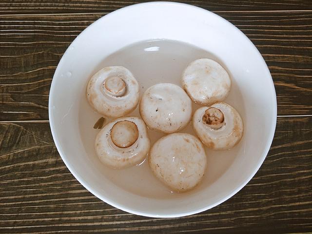 正宗三鲜汤是哪三鲜，教你详细做法，汤汁浓白又鲜香，适合冬天喝