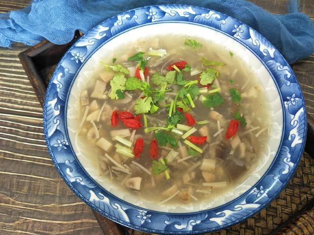 正宗三鲜汤是哪三鲜，教你详细做法，汤汁浓白又鲜香，适合冬天喝