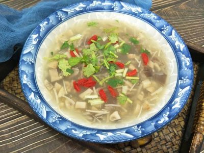 ​正宗三鲜汤是哪三鲜，教你详细做法，汤汁浓白又鲜香，适合冬天喝