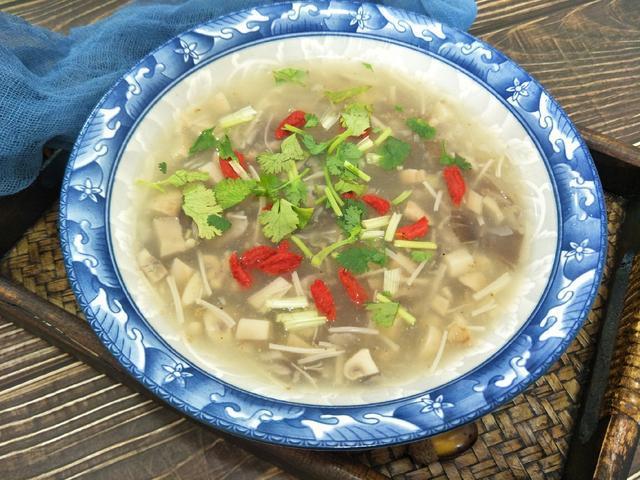 正宗三鲜汤是哪三鲜，教你详细做法，汤汁浓白又鲜香，适合冬天喝