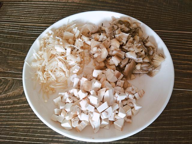 正宗三鲜汤是哪三鲜，教你详细做法，汤汁浓白又鲜香，适合冬天喝