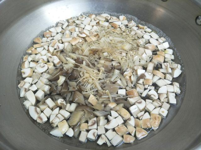 正宗三鲜汤是哪三鲜，教你详细做法，汤汁浓白又鲜香，适合冬天喝