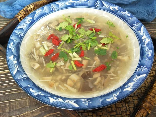 正宗三鲜汤是哪三鲜，教你详细做法，汤汁浓白又鲜香，适合冬天喝