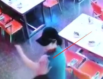 ​“摸你老婆怎么了？”湖南一醉酒男子公然摸女子胸部，其丈夫前来理论却被怼