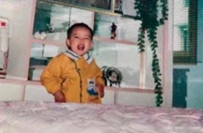 ​肖战童年照曝光，小手叉腰太可爱，粉丝：小时候就这么惹人喜欢