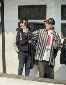 ​58岁林志炫现身苏州拙政园，无架子，黄发造型与明星老去真实面孔