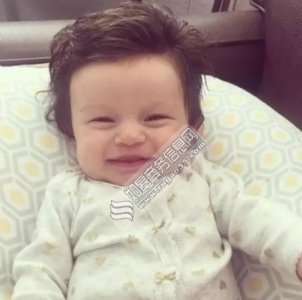 ​75天女娃成世界最小网红 因出生时长有一头秀发