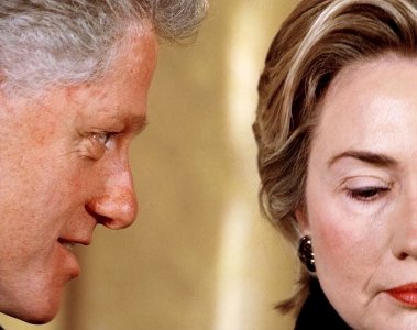 ​1975年希拉里嫁给克林顿：白色长裙，金发爆炸头，颜值不输女明星