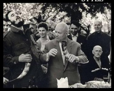 ​红酒正确拿法(红酒杯子正确拿法)