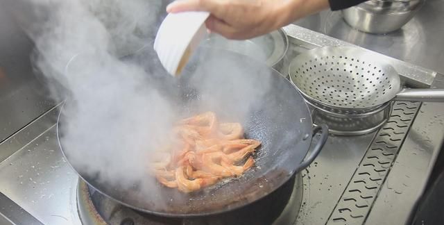 焖大虾是哪个地方的菜，油焖大虾怎么做才能抓住大家的胃？图19