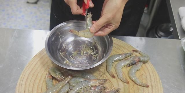 焖大虾是哪个地方的菜，油焖大虾怎么做才能抓住大家的胃？图4