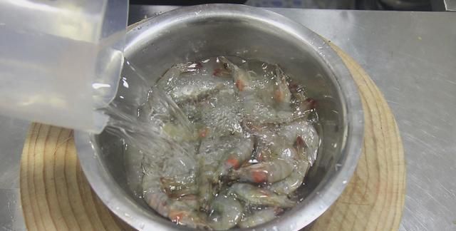 焖大虾是哪个地方的菜，油焖大虾怎么做才能抓住大家的胃？图7