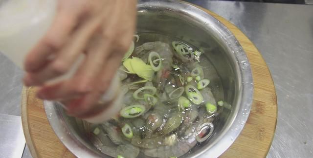 焖大虾是哪个地方的菜，油焖大虾怎么做才能抓住大家的胃？图9