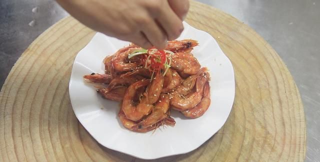 焖大虾是哪个地方的菜，油焖大虾怎么做才能抓住大家的胃？图24