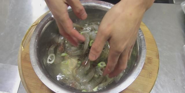 焖大虾是哪个地方的菜，油焖大虾怎么做才能抓住大家的胃？图10