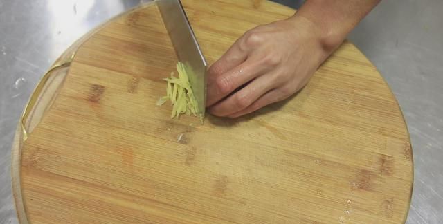 焖大虾是哪个地方的菜，油焖大虾怎么做才能抓住大家的胃？图12