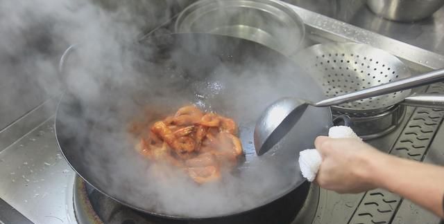 焖大虾是哪个地方的菜，油焖大虾怎么做才能抓住大家的胃？图23