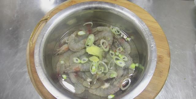 焖大虾是哪个地方的菜，油焖大虾怎么做才能抓住大家的胃？图8