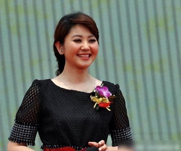 央视主持人方琼:与大8岁领导闪婚,婚后分居多年,她过得幸福吗