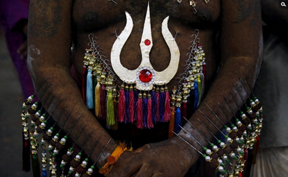 揭秘世界最“痛”节日，印度教大宝森节，各种自残看着就疼