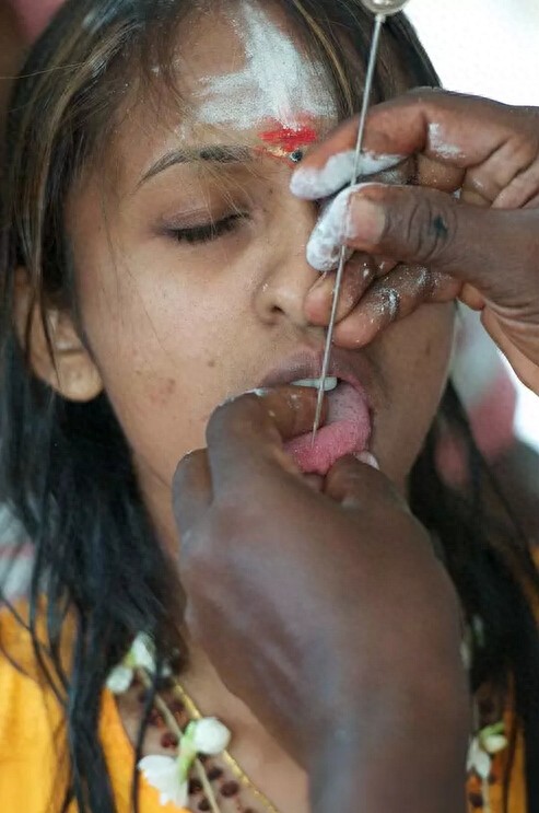 揭秘世界最“痛”节日，印度教大宝森节，各种自残看着就疼