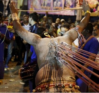 揭秘世界最“痛”节日,印度教大宝森节,各种自残看着就疼