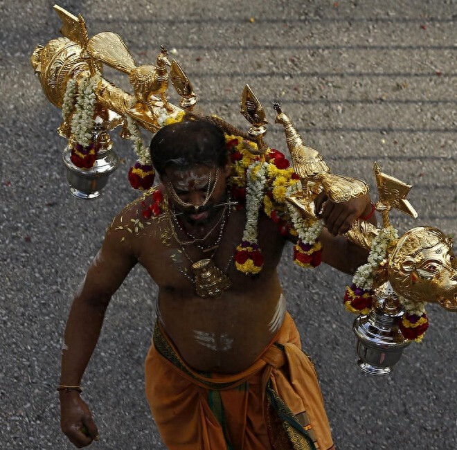 揭秘世界最“痛”节日，印度教大宝森节，各种自残看着就疼