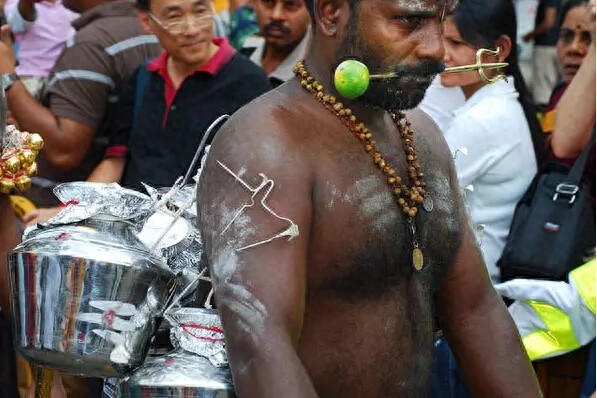 揭秘世界最“痛”节日，印度教大宝森节，各种自残看着就疼
