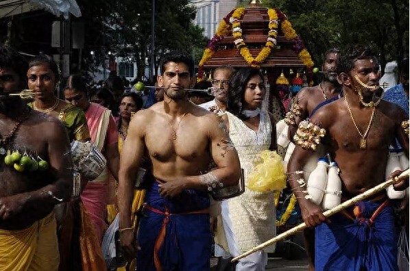 揭秘世界最“痛”节日，印度教大宝森节，各种自残看着就疼