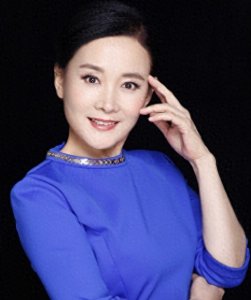 ​25岁成名，40岁结婚，42岁生儿子，47岁成双料影后，62