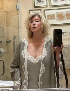 ​82岁晒性感睡衣照片惹争议：从模特到亿万富翁，锒铛入狱后再崛起