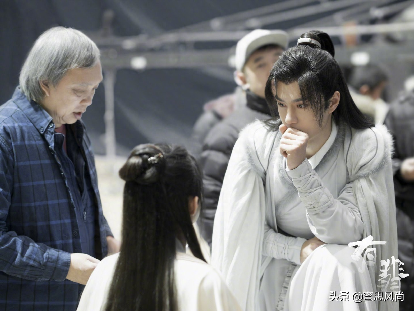 《有翡》剧照，王一博古装新造型，清雅孤傲又飒爽，看着又仙又帅