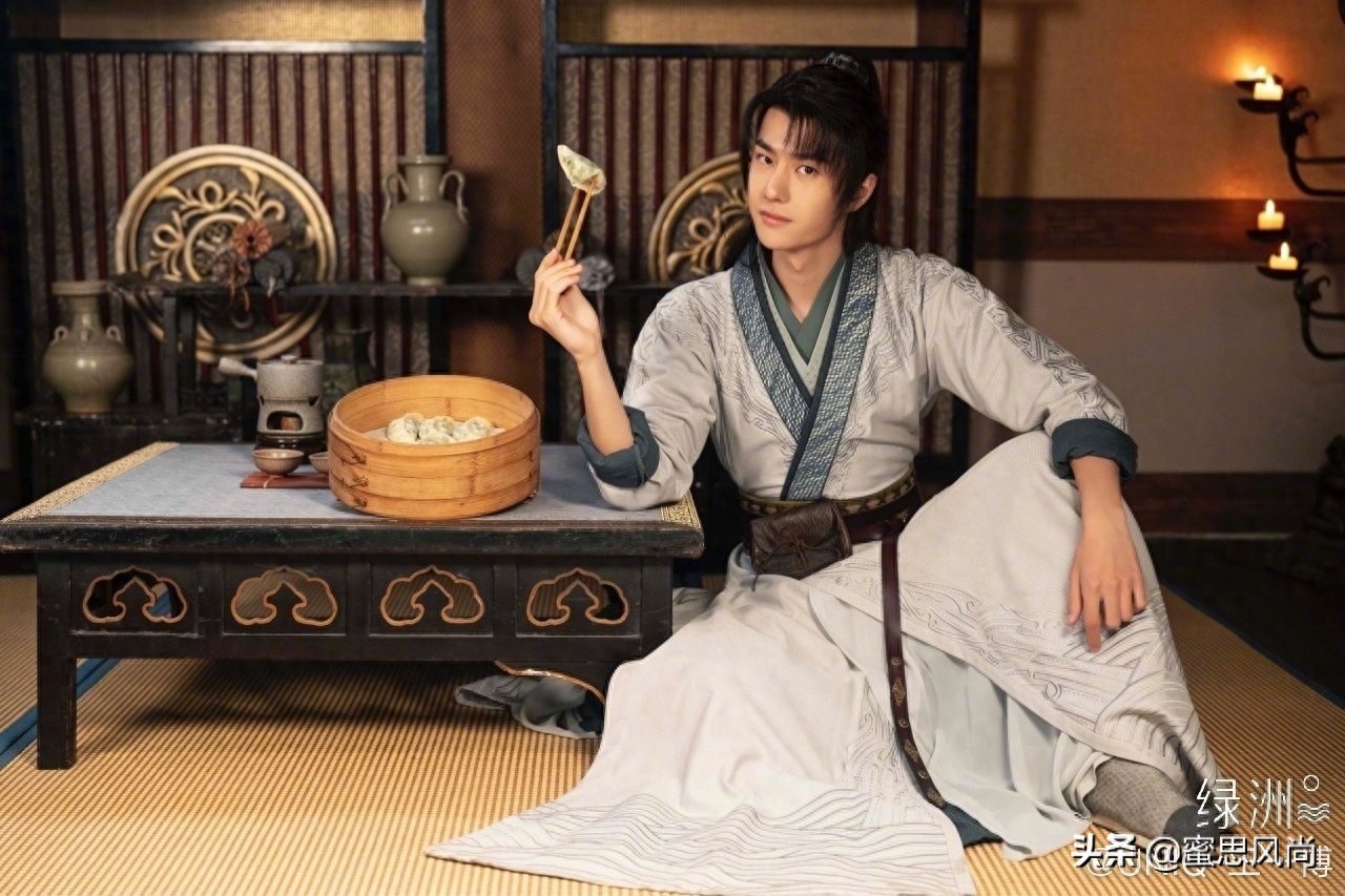 《有翡》剧照，王一博古装新造型，清雅孤傲又飒爽，看着又仙又帅
