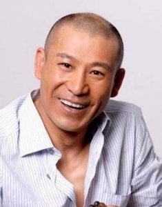 师小红:当红时隐退照顾聋哑岳父母,感动丁克妻子为他高龄生子