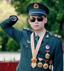 ​排雷英雄杜富国，27岁荣获一等功和八一勋章，如今他享受什么待遇